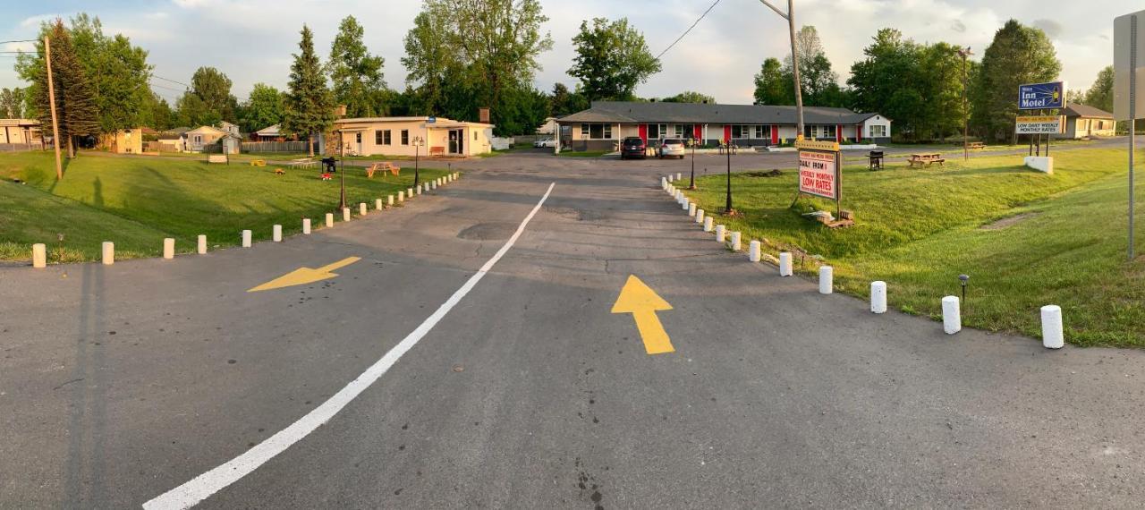 Nites Inn Motel Cornwall Exterior photo